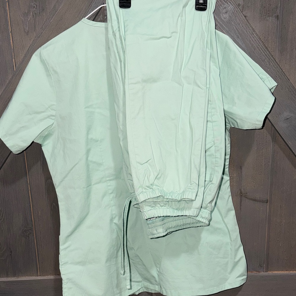 Butter-Soft Women's Mint Green Scrub Top - Picture 6 of 8